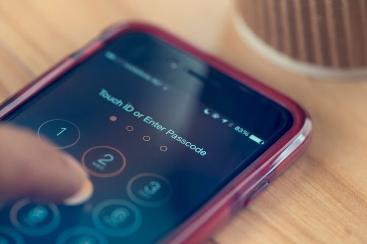 Estudo sugere que donos de iPhones são mais desleixados com segurança Os usuários de iPhones são mais imprudentes em relação à segurança online que os proprietários de celulares Android, tornando-se mais suscetíveis a golpes na internet. A conclusão está em um estudo feito pela Malwarebytes, divulgado na última quinta-feira (24). digitando-senha-no-celular