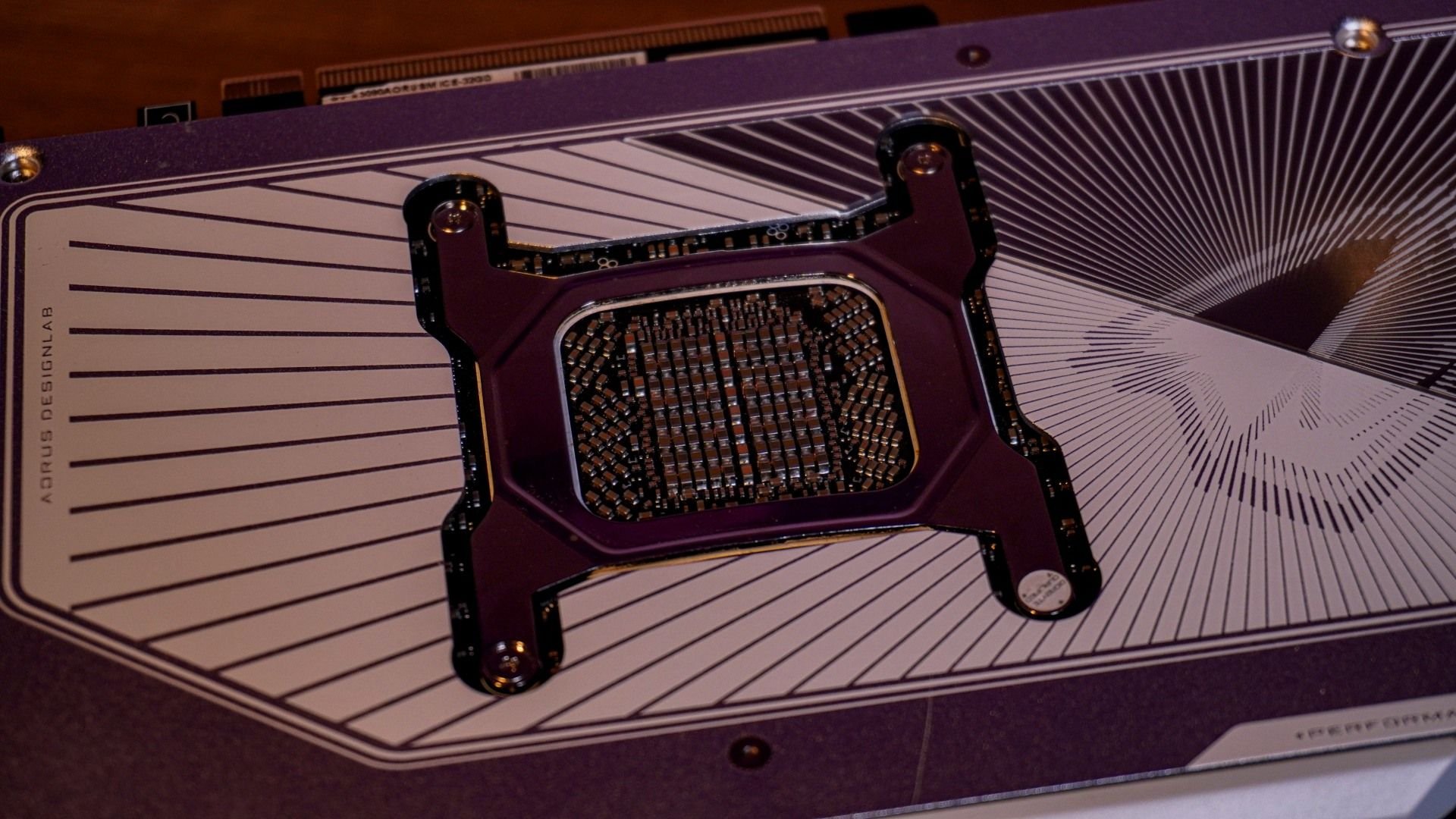 Review: AORUS RTX 5090 MASTER Ice é GPU monstruosa para games em 4K Você já sabe que a GeForce RTX 5090 é a placa de vídeo mais poderosa da atualidade, e verdade seja dita, até a Nvidia lançar sua próxima topo de linha, nada deve mudar. Talvez, o que você e muitas outras pessoas não saibam, é quão potente a RTX 5090 é, e como ela é um monstro de performance em forma de hardware. review-aorus-rtx-5090-master-ice-chip