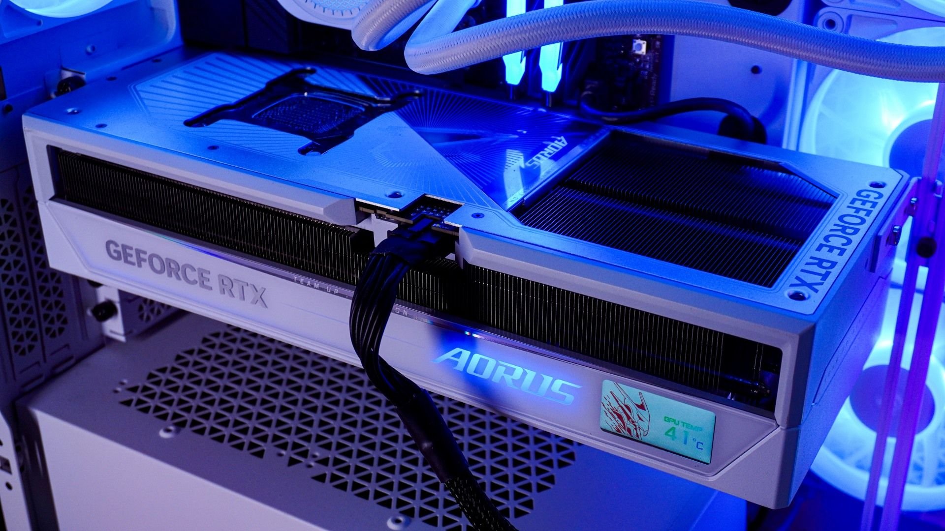 Review: AORUS RTX 5090 MASTER Ice é GPU monstruosa para games em 4K Você já sabe que a GeForce RTX 5090 é a placa de vídeo mais poderosa da atualidade, e verdade seja dita, até a Nvidia lançar sua próxima topo de linha, nada deve mudar. Talvez, o que você e muitas outras pessoas não saibam, é quão potente a RTX 5090 é, e como ela é um monstro de performance em forma de hardware. review-aorus-rtx-5090-master-ice-lateral