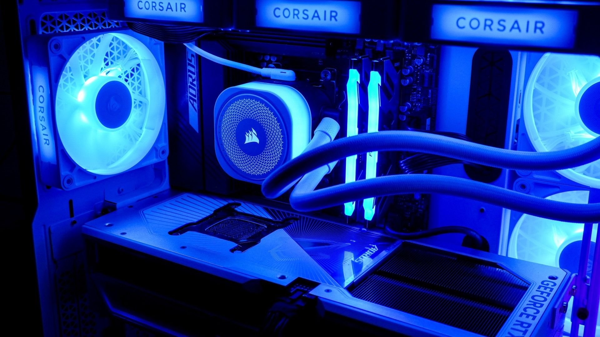 Review: AORUS RTX 5090 MASTER Ice é GPU monstruosa para games em 4K Você já sabe que a GeForce RTX 5090 é a placa de vídeo mais poderosa da atualidade, e verdade seja dita, até a Nvidia lançar sua próxima topo de linha, nada deve mudar. Talvez, o que você e muitas outras pessoas não saibam, é quão potente a RTX 5090 é, e como ela é um monstro de performance em forma de hardware. batch_DSC04369.jpg