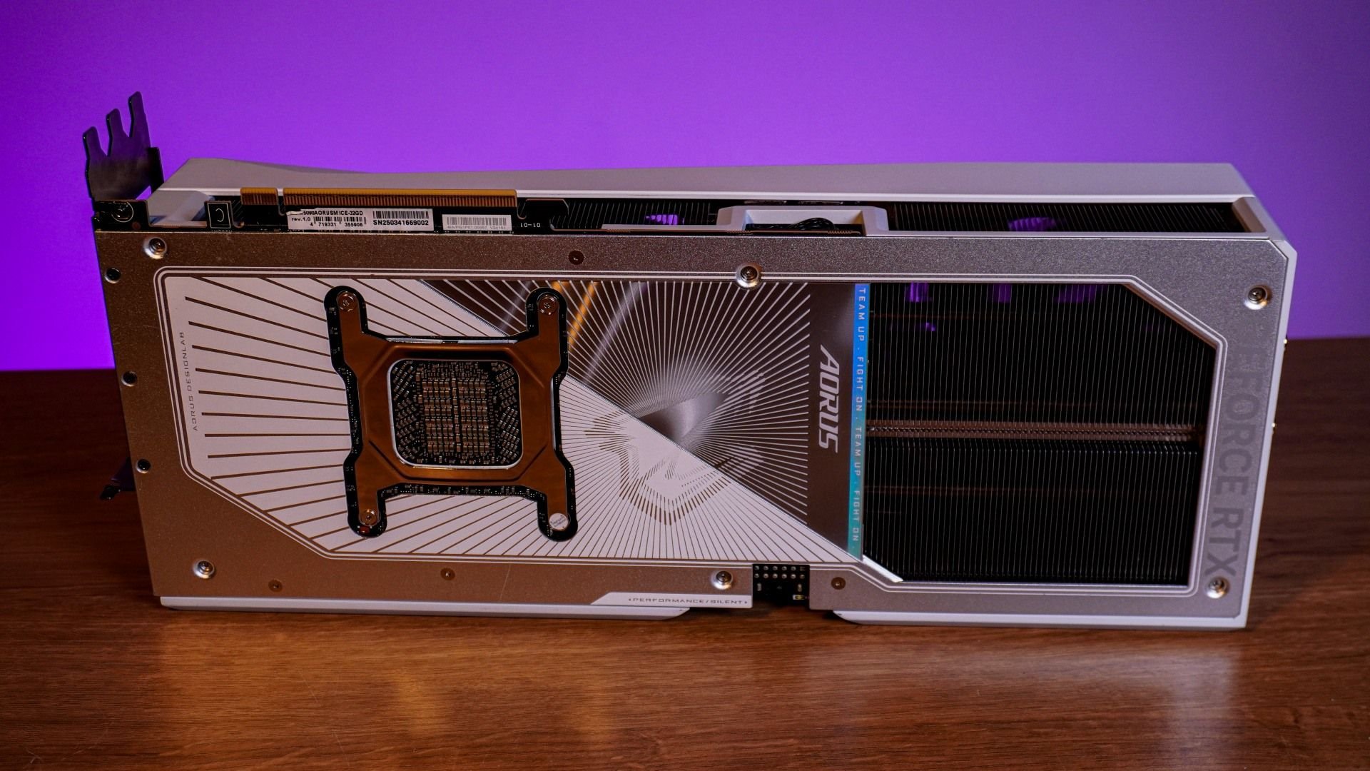 Review: AORUS RTX 5090 MASTER Ice é GPU monstruosa para games em 4K Você já sabe que a GeForce RTX 5090 é a placa de vídeo mais poderosa da atualidade, e verdade seja dita, até a Nvidia lançar sua próxima topo de linha, nada deve mudar. Talvez, o que você e muitas outras pessoas não saibam, é quão potente a RTX 5090 é, e como ela é um monstro de performance em forma de hardware. review-aorus-rtx-5090-master-ice-backplate
