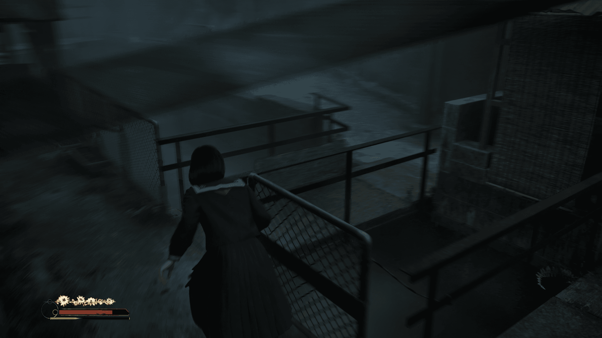 Silent Hill F é grotesco, mas estranhamente convidativo | Primeiras Impressões Nesta semana, participei de um teste exclusivo de Silent Hill F, o novo jogo de terror da Konami. Durante o evento, pude jogar cerca de cinco horas da campanha, o suficiente para ter uma boa ideia do que esperar quando o título chegar ao mercado. Previsto para setembro de 2025, o novo capítulo foi anunciado há três anos, durante o evento que marcou a retomada da franquia — chamando atenção com um teaser enigmático que rapidamente conquistou os fãs. Silent Hill F é grotesco, mas estranhamente convidativo | Primeiras Impressões