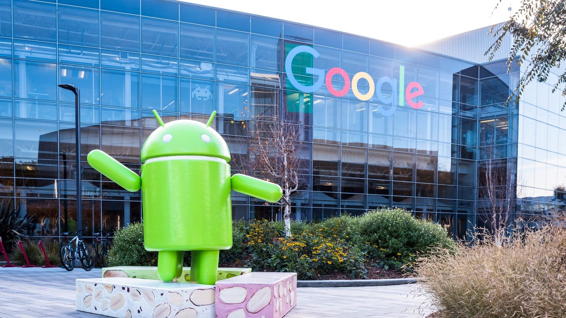 Epic vence Google no tribunal e Play Store será aberta para apps concorrentes Em um novo capítulo envolvendo a batalha judicial entre a Epic Games e o Google, o Tribunal de Apelações do Nono Circuito dos EUA deu mais um resultado favorável à Epic. Dessa forma, a dona do fenômeno Fortnite não terá a decisão de 2023 anulada e a corte entende que o Google tem práticas ilegais de monopólio. GettyImages-675079700 (1).jpg