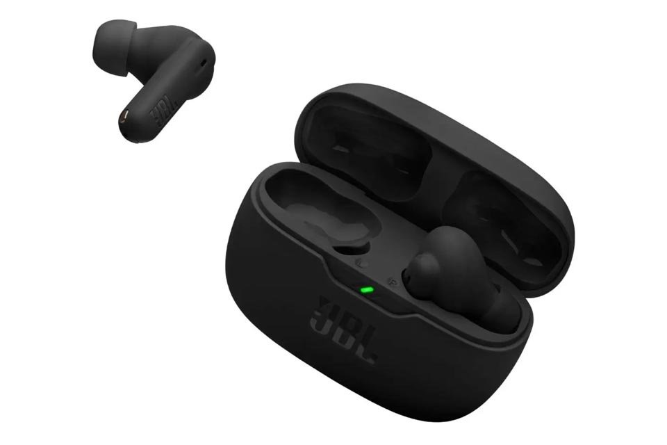JBL Live Beam 3 e outros fones JBL em oferta no Magazine Luiza; aproveite Quando o assunto é som de qualidade, uma das primeiras marcas que vêm à mente é a JBL. Conhecida por seus graves potentes e áudio, a fabricante tem um extenso catálogo com caixas de fone Bluetooth e amplificadas, soundbars e, é claro, fones de ouvido. fone-de-ouvido-JBL-Wave-Beam-2-960x640.jpg