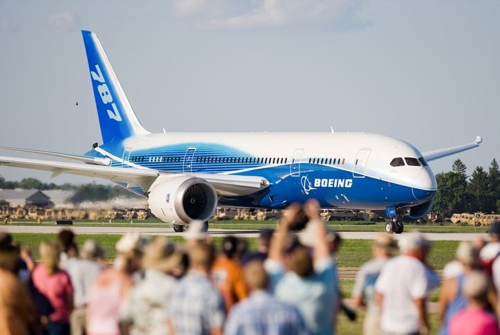 Boeing supera previsões e aumenta receitas no 2º trimestre Superando as expectativas do mercado, a Boeing registrou receita de US$ 22,75 bilhões no segundo trimestre de 2025, o equivalente a R$ 126 bilhões pela cotação do dia, conforme o balanço financeiro divulgado na última semana. A quantia representa aumento de 35% em comparação com o mesmo período do ano passado. boeing-787-na-pista-de-decolagem