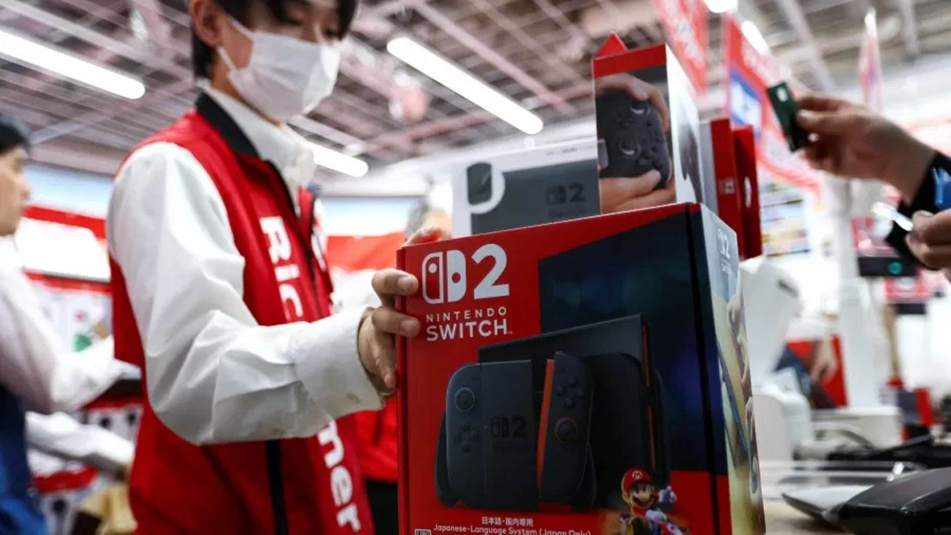Nintendo alerta que Switch 2 pode sofrer com aquecimento em temperaturas comuns no Brasil A Nintendo emitiu um alerta para os jogadores de Switch 2 sobre os riscos de usar o console em ambientes muito quentes. A empresa recomendou que o dispositivo seja operado apenas entre 5°C e 35°C devido às altas temperaturas registradas no verão japonês — médias que, inclusive, são facilmente ultrapassadas em um verão intenso no Brasil. Nintendo alerta que Switch 2 pode sofrer com aquecimento em temperaturas comuns no Brasil