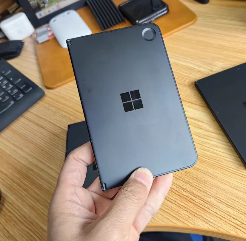 Protótipo cancelado de Windows Phone com duas telas aparece em site de leilão A história da Microsoft com celulares parece ter se encerrado, mas com frequência ainda surgem detalhes sobre projetos cancelados da companhia. A novidade mais recente nesse campo apareceu nos últimos dias e envolve um Windows Phone que quase saiu no fim da linha da plataforma, mas também acabou descontinuado apesar de ter empolgado a comunidade pelos rumores. Protótipo cancelado de Windows Phone com duas telas aparece em site de leilão