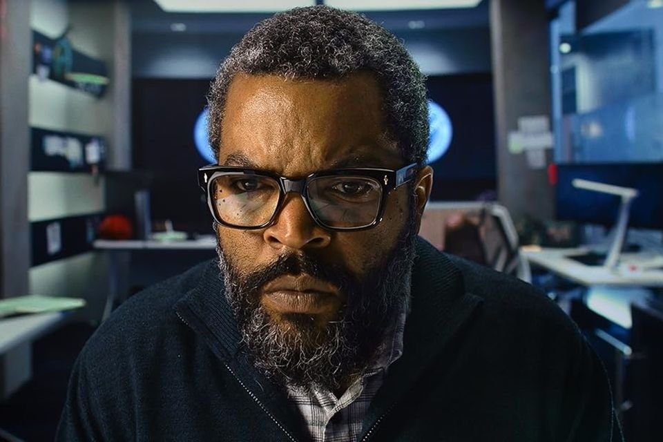 Final explicado de Guerra dos Mundos (2025): Veja como termina o desastroso filme do Prime Video A ficção científica está sempre disposta a nos surpreender, e Guerra dos Mundos (2025), no Prime Video, traz uma abordagem renovada do clássico de H.G. Wells. Com uma trama recheada de temas contemporâneos sobre vigilância, privacidade e o impacto da tecnologia na sociedade, o filme segue a jornada de William Radford (interpretado por Ice Cube), um analista de terrorismo doméstico da NSA. guerra-mundos.jpg