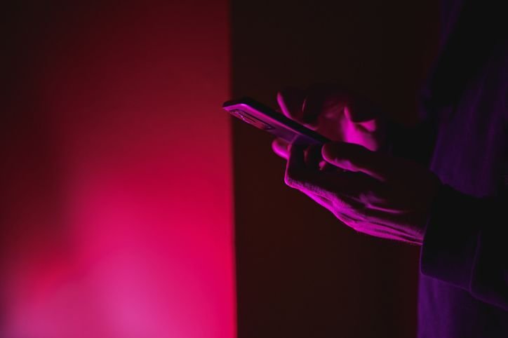 Estudo revela que ataques explorando navegadores de celular estão em alta; como se proteger Os ataques do lado do cliente mirando navegadores de celular estão em alta, trazendo riscos para quem acessa sites WordPress comprometidos. É o que aponta um levantamento feito pela empresa de segurança cibernética c/side, divulgado na última semana. pessoa-segurando-celular-no-escuro