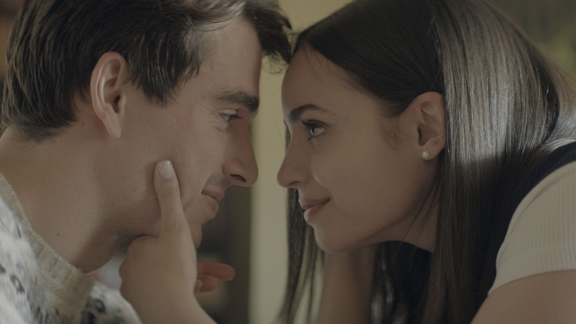 Final explicado de Meu Ano em Oxford: Entenda desfecho do filme da Netflix Um dos filmes mais recentes da Netflix vem deixando os assinantes encantados e devastados ao mesmo tempo. Meu Ano em Oxford, nova trama de romance da plataforma de streaming, conta a história de uma estudante norte-americana que viaja à Inglaterra para realizar um sonho, e o final disso tudo conta com uma reviravolta inesperada. A produção é baseada em um livro de mesmo nome da autora Julia Whelan. Final explicado de Meu Ano em Oxford: Entenda desfecho do filme da Netflix