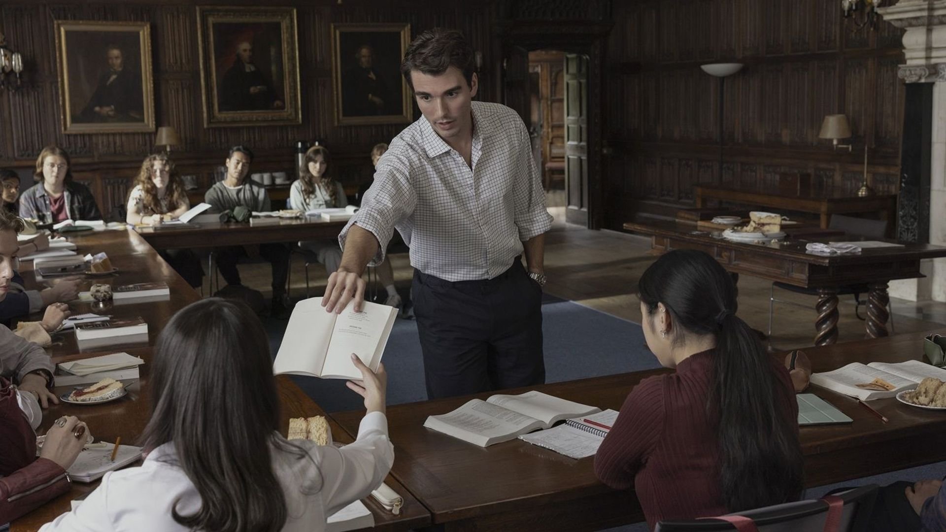 Final explicado de Meu Ano em Oxford: Entenda desfecho do filme da Netflix Um dos filmes mais recentes da Netflix vem deixando os assinantes encantados e devastados ao mesmo tempo. Meu Ano em Oxford, nova trama de romance da plataforma de streaming, conta a história de uma estudante norte-americana que viaja à Inglaterra para realizar um sonho, e o final disso tudo conta com uma reviravolta inesperada. A produção é baseada em um livro de mesmo nome da autora Julia Whelan. Final explicado de Meu Ano em Oxford: Entenda desfecho do filme da Netflix