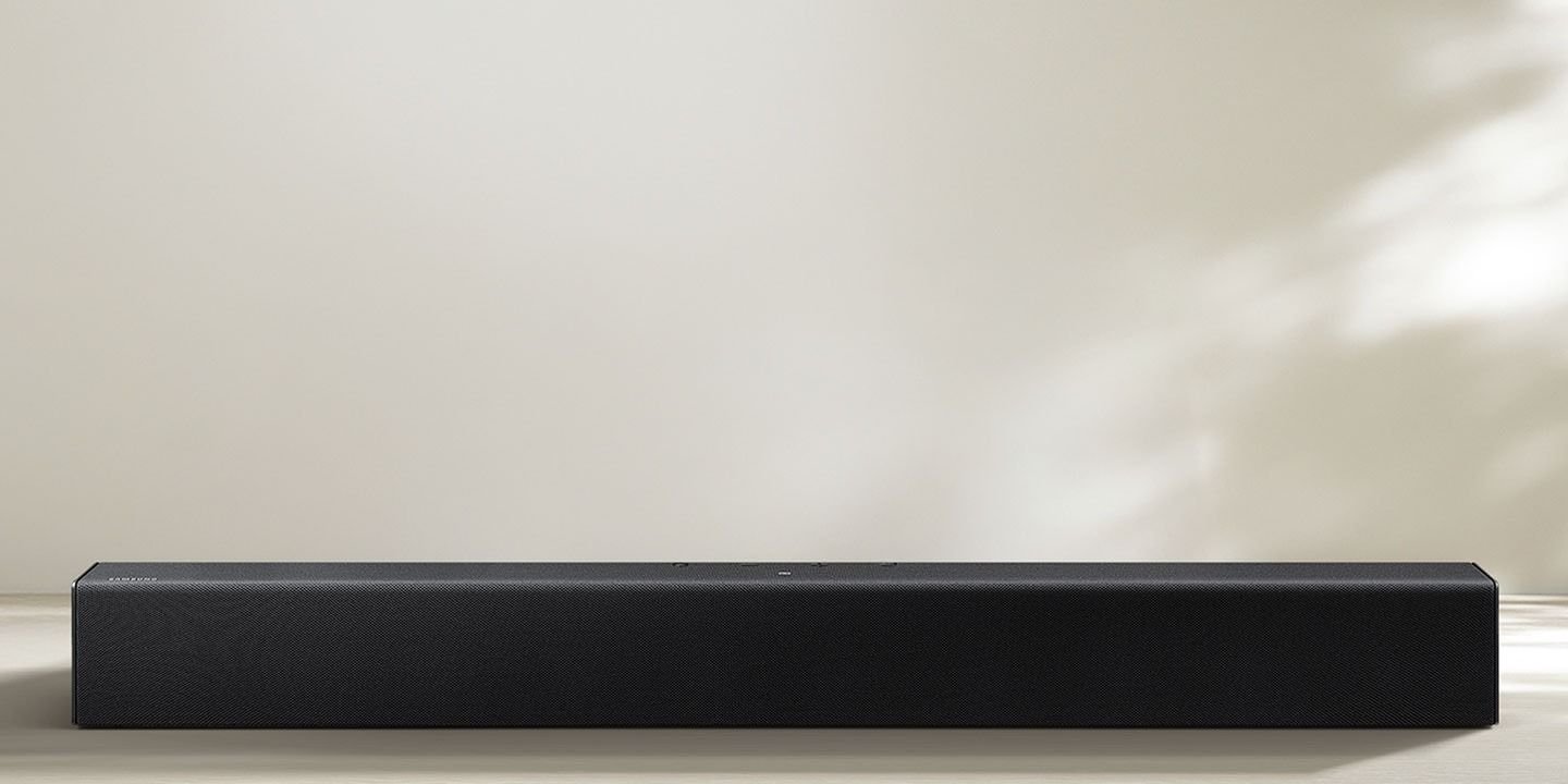 B400F: nova soundbar da Samsung chega com som Surround e preço mais acessível Nesta segunda-feira (04), a Samsung anunciou sua mais nova soundbar para o mercado brasileiro. A Samsung Soundbar B400F chega como um modelo de entrada na faixa dos R$ 800 para servir como um modelo inicial aos usuários que desejam um som um pouco mais apurado na TV. samsung-lança-nova-soundbar-de-entrada