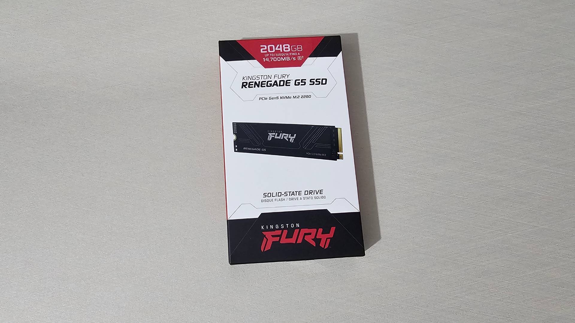 Review: Kingston Renegade G5 é o SSD gamer mais rápido que já usei Os SSDs NVMe PCIe 5.0 chegaram com tudo e prometem elevar o nível de performance nos computadores mais modernos. E entre os primeiros modelos disponíveis no Brasil, o Kingston Renegade G5 chama atenção pelos seus números: com até 4 TB de armazenamento, velocidades que ultrapassam 14.000 MB/s e compatibilidade com recursos como DirectStorage, o dispositivo promete ser uma opção de respeito para quem busca o que há de mais atual em tecnologia de armazenamento. fury-renegade-super.jpg