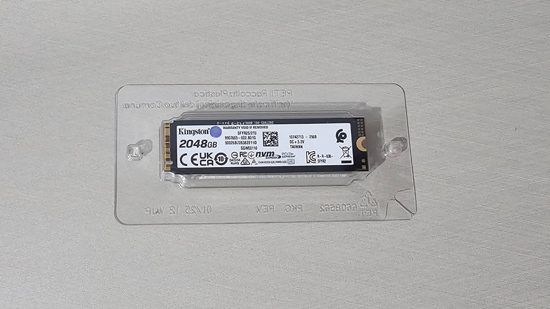 Review: Kingston Renegade G5 é o SSD gamer mais rápido que já usei Os SSDs NVMe PCIe 5.0 chegaram com tudo e prometem elevar o nível de performance nos computadores mais modernos. E entre os primeiros modelos disponíveis no Brasil, o Kingston Renegade G5 chama atenção pelos seus números: com até 4 TB de armazenamento, velocidades que ultrapassam 14.000 MB/s e compatibilidade com recursos como DirectStorage, o dispositivo promete ser uma opção de respeito para quem busca o que há de mais atual em tecnologia de armazenamento. fury-renegade-super-review.jpg