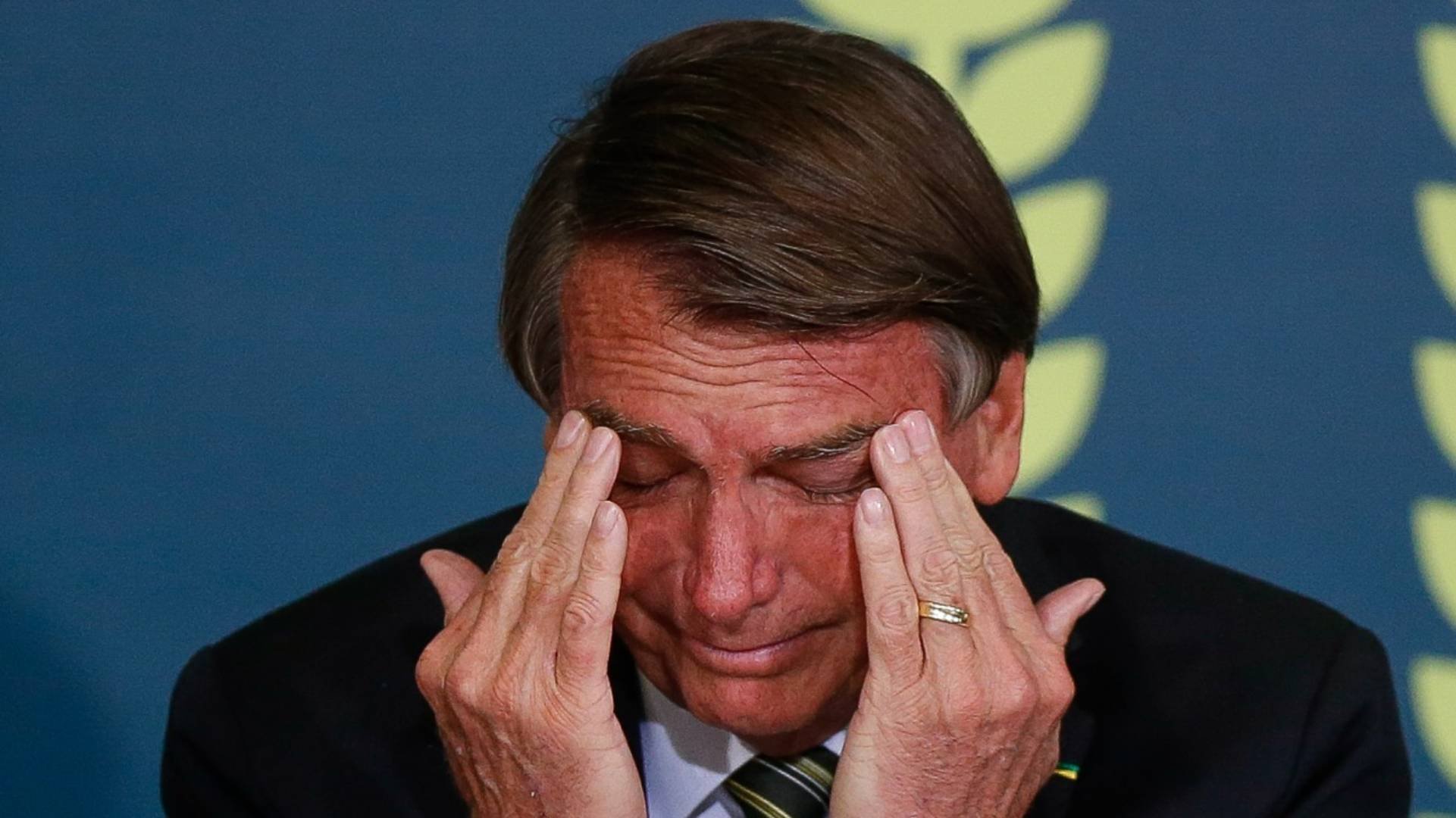 Bolsonaro tem prisão domiciliar decretada e perde acesso a celular e redes sociais
