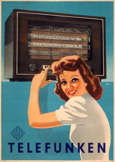 Que fim levou a Telefunken, marca icônica que era sinônimo de TV durável? Quando se fala em marcas de TVs antigas, um dos nomes mais lembrados pelos brasileiros é o da Telefunken. Foi por meio de um aparelho desta fabricante que muitas pessoas assistiram a seus primeiros programas televisivos, transmissões esportivas históricas e inúmeros outros eventos marcantes pela telinha. propaganda-antiga-da-telefunken