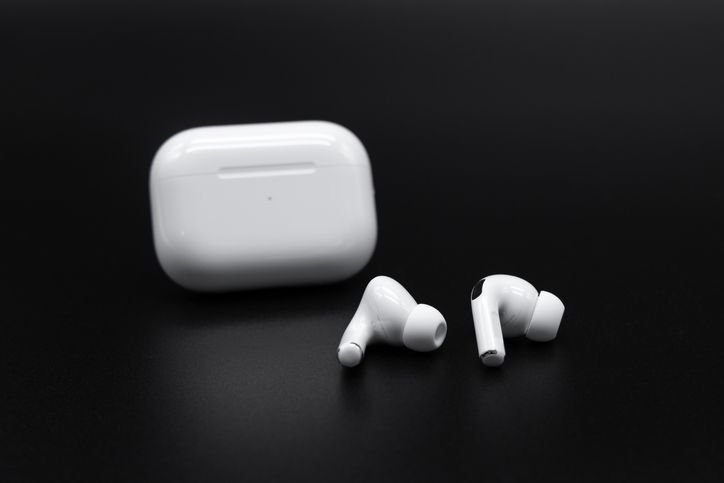 AirPods Pro 3: saiba o que esperar do novo fone da Apple que pode ser lançado em breve Rumores sugerem que a Apple pode lançar o AirPods Pro 3 em setembro, junto com o iPhone 17, atualizando o fone de ouvido top de linha que teve a última geração apresentada em 2022. O modelo ganhou uma nova versão com USB-C e estojo MagSafe no ano seguinte, e desde então recebeu algumas melhorias. fone-airpods-pro-3-e-estojo-de-carregamento
