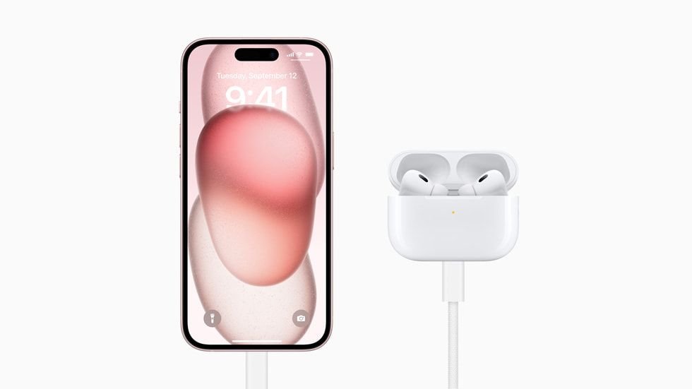 AirPods Pro 3: saiba o que esperar do novo fone da Apple que pode ser lançado em breve Rumores sugerem que a Apple pode lançar o AirPods Pro 3 em setembro, junto com o iPhone 17, atualizando o fone de ouvido top de linha que teve a última geração apresentada em 2022. O modelo ganhou uma nova versão com USB-C e estojo MagSafe no ano seguinte, e desde então recebeu algumas melhorias. iphone-ao-lado-do-airpods-pro-2