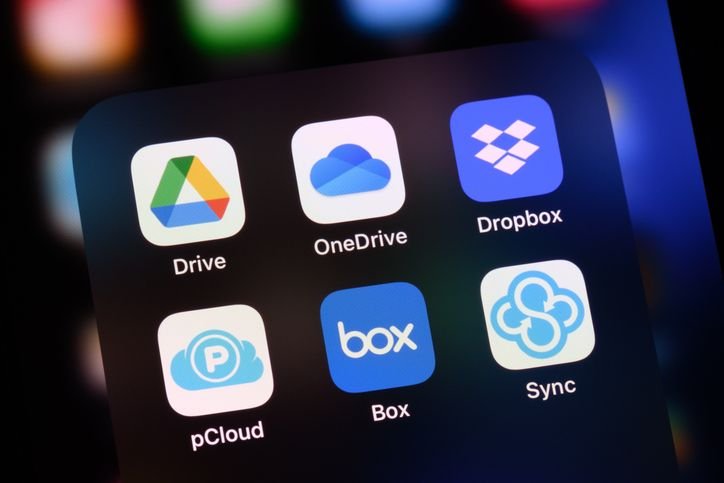 O que acontece com os arquivos quando você cancela a assinatura de um serviço na nuvem? Serviços na nuvem como Google Drive e iCloud oferecem espaço extra para guardar fotos, vídeos, gravações de áudio, documentos e outros tipos de arquivos mediante pagamento de uma assinatura mensal. Dessa forma, é comum ter enormes quantidades de dados armazenadas online. icones-de-apps-de-armazenamento-na-nuvem