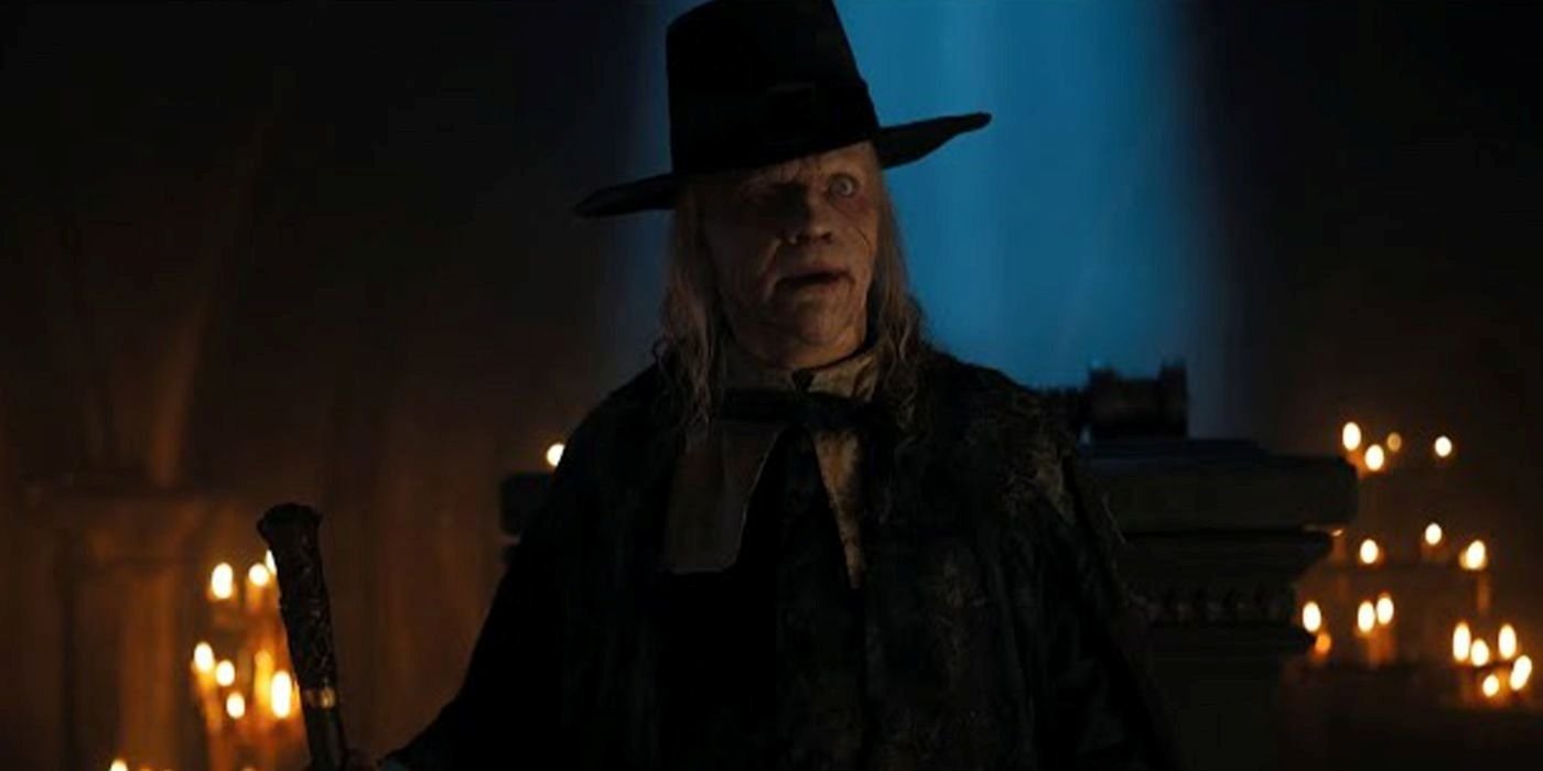 Wandinha e seus amigos Enid, Xavier e Bianca enfrentam Joseph Crackstone na batalha final.