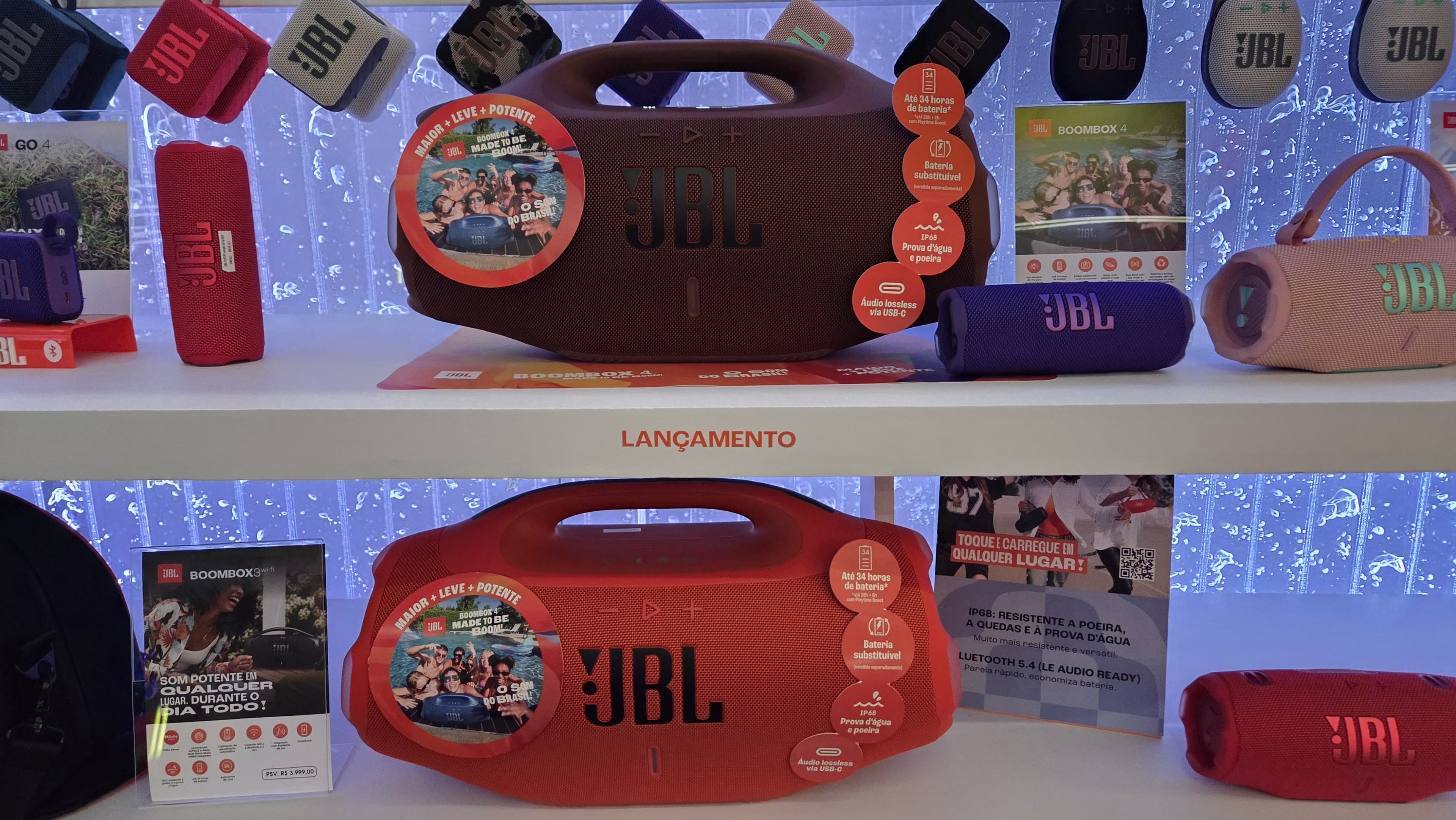JBL lança Boombox 4 no Brasil com bateria maior, IA e LED; veja detalhes A JBL anunciou hoje (05) durante um evento em São Paulo, o lançamento da Boombox 4, nova edição de um dos principais produtos da marca. As novidades incluem LEDs no logotipo, mudanças no peso, bateria e inteligência artificial para aprimorar o som. WhatsApp Image 2025-08-05 at 17.30.42 (1).jpeg