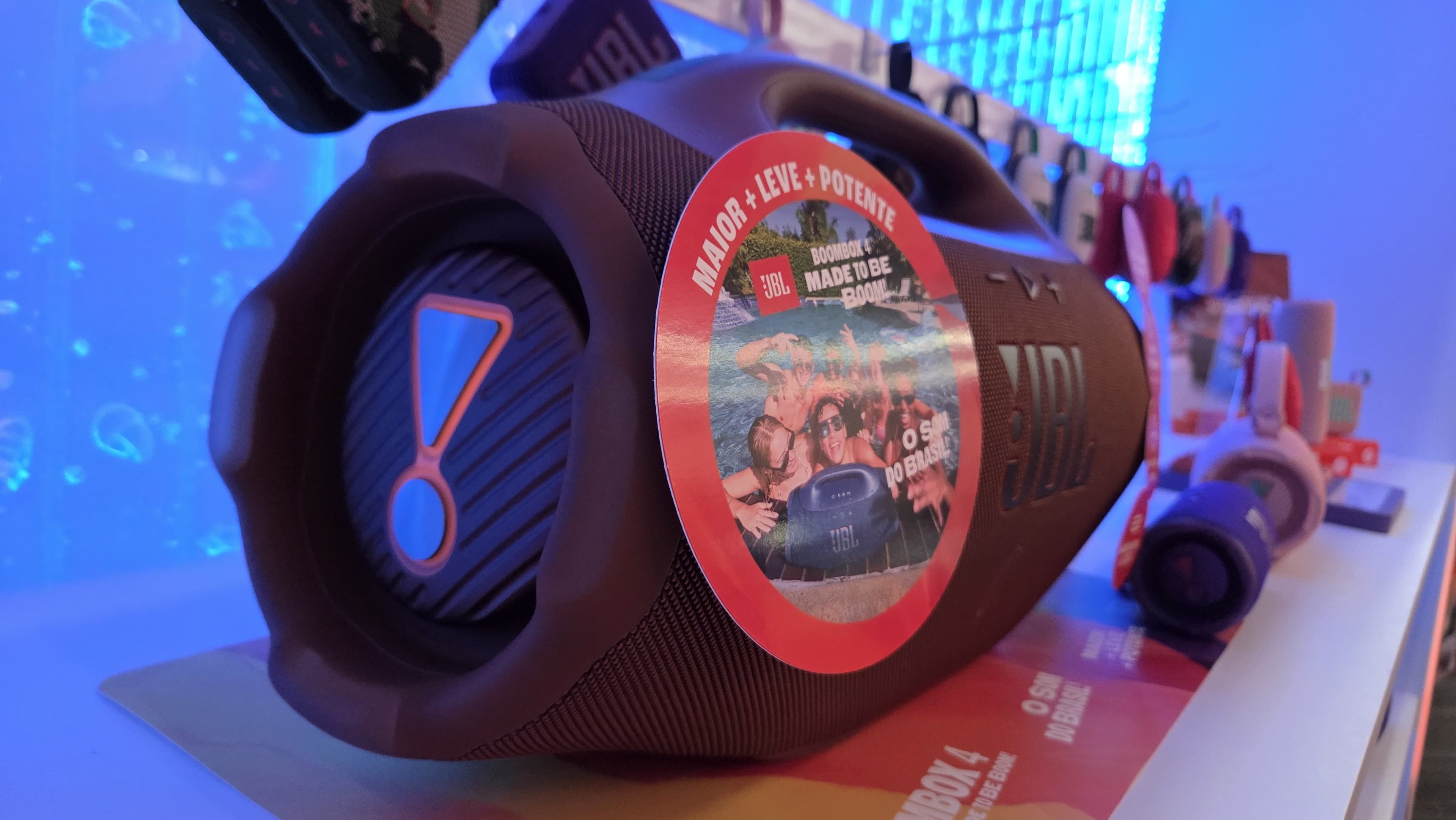 JBL lança Boombox 4 no Brasil com bateria maior, IA e LED; veja detalhes A JBL anunciou hoje (05) durante um evento em São Paulo, o lançamento da Boombox 4, nova edição de um dos principais produtos da marca. As novidades incluem LEDs no logotipo, mudanças no peso, bateria e inteligência artificial para aprimorar o som. WhatsApp Image 2025-08-05 at 17.52.29.jpeg