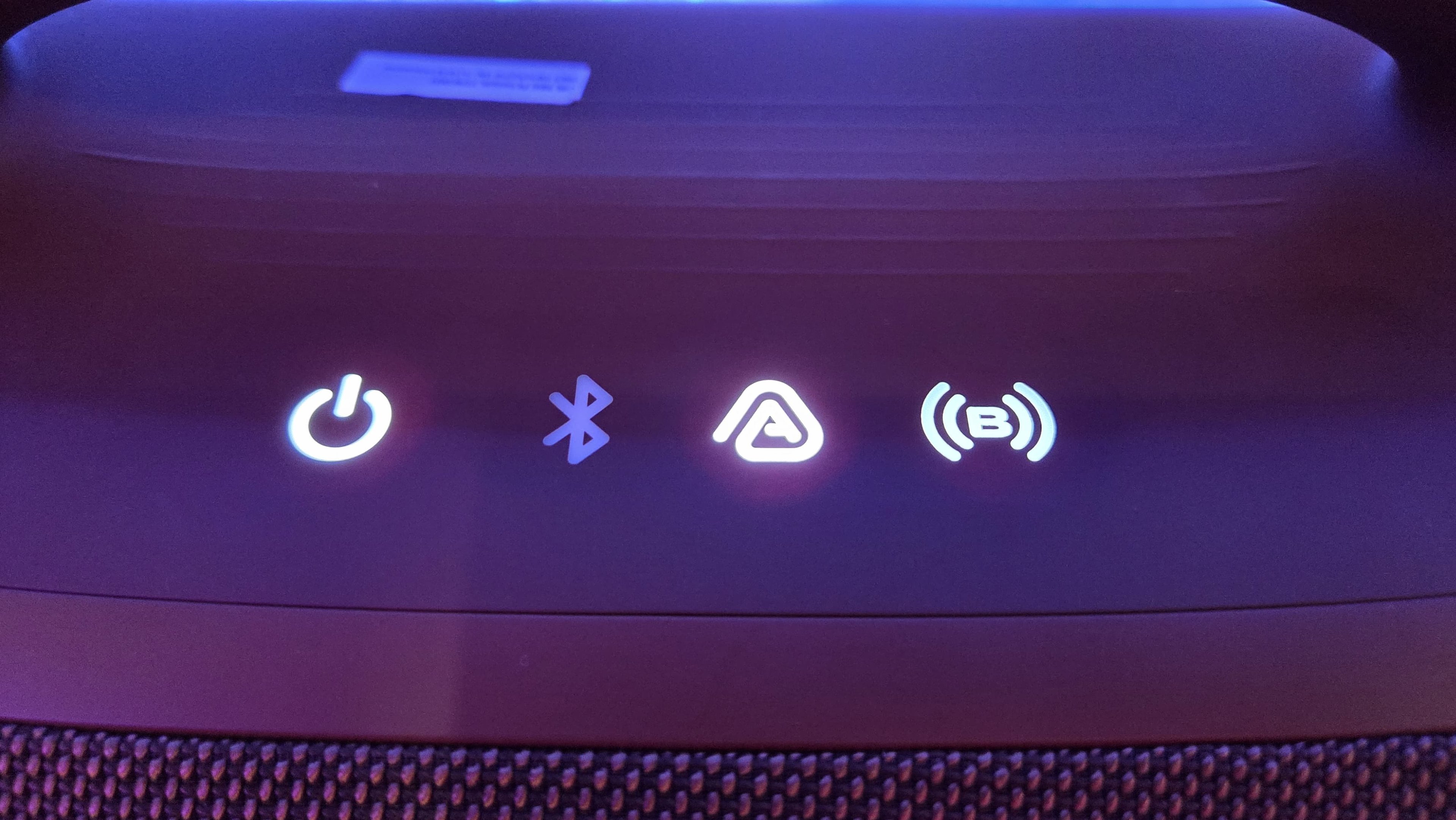 JBL lança Boombox 4 no Brasil com bateria maior, IA e LED; veja detalhes A JBL anunciou hoje (05) durante um evento em São Paulo, o lançamento da Boombox 4, nova edição de um dos principais produtos da marca. As novidades incluem LEDs no logotipo, mudanças no peso, bateria e inteligência artificial para aprimorar o som. WhatsApp Image 2025-08-05 at 17.54.25.jpeg
