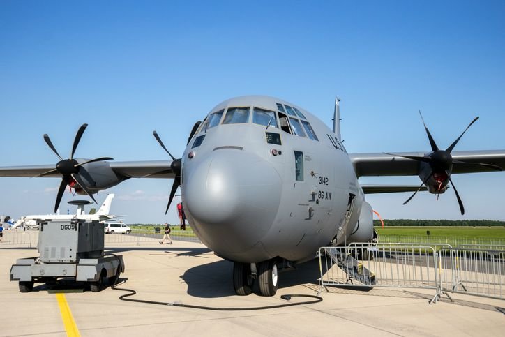 C-130 Hércules: conheça a maior aeronave que já pousou em um porta-aviões Considerado um dos modelos mais importantes da história da aviação militar, o C-130 Hércules é detentor de vários recordes desde que começou a voar, em 1954, participando de missões nos mais variados tipos de ambientes. Um dos seus principais feitos foi se tornar a maior aeronave que já pousou em um porta-aviões. aviao-c-130-hercules-na-pista