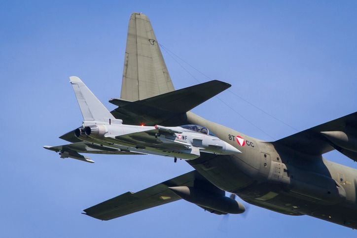 C-130 Hércules: conheça a maior aeronave que já pousou em um porta-aviões Considerado um dos modelos mais importantes da história da aviação militar, o C-130 Hércules é detentor de vários recordes desde que começou a voar, em 1954, participando de missões nos mais variados tipos de ambientes. Um dos seus principais feitos foi se tornar a maior aeronave que já pousou em um porta-aviões. aviao-c-130-hercules-voando-ao-lado-de-um-caca