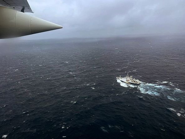 Relatório final de investigação revela motivos da implosão do submarino Titan A implosão do submarino Titan foi causada por falhas críticas de segurança, resultando na perda de integridade estrutural do casco de fibra de carbono, o que expôs as pessoas a bordo a uma pressão intensa. É o que concluiu o relatório de investigação da Guarda Costeira dos Estados Unidos, divulgado na terça-feira (5). operacao-de-busca-pelo-submarino-titan