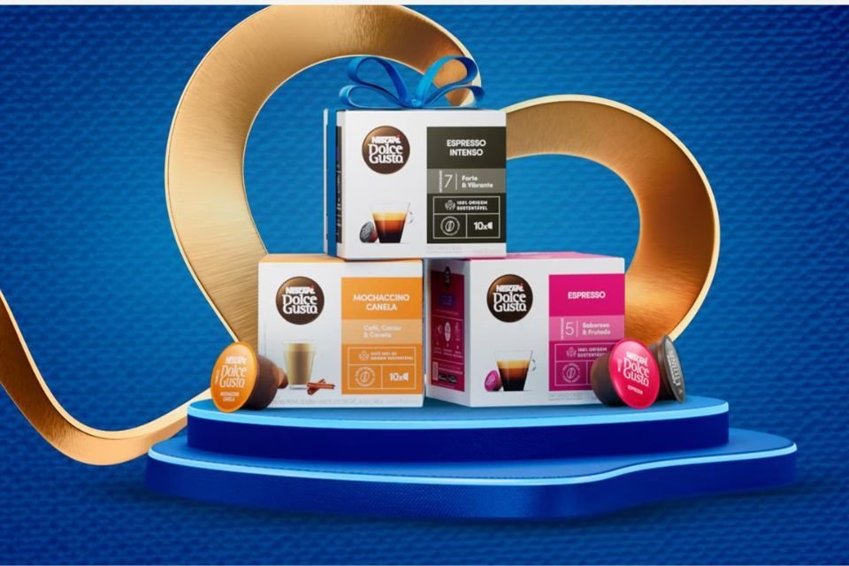 Cafeteiras e cápsulas Dolce Gusto em oferta para o Dia dos Pais Nada como celebrar o Dia dos Pais com momentos cheios de sabor e aroma. Para quem valoriza aquele café especial no início do dia ou durante uma pausa merecida, os produtos da Dolce Gusto se destacam como escolhas certeiras para presentear. Com uma ampla linha de cápsulas e máquinas, a marca oferece praticidade, variedade e qualidade em cada preparo. capsulas-dolce-gusto-em-oferta.jpg