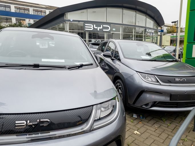 BYD x montadoras: como o governo brasileiro resolveu essa 'treta' de alíquotas? Com planos ambiciosos para a América do Sul, a BYD agitou o mercado ao solicitar a redução temporária das alíquotas de importação de carros elétricos e híbridos que chegam desmontados do exterior. O pedido feito ao governo brasileiro desagradou às concorrentes, que se uniram e iniciaram uma disputa contra a montadora chinesa. carros-da-byd-em-exposicao