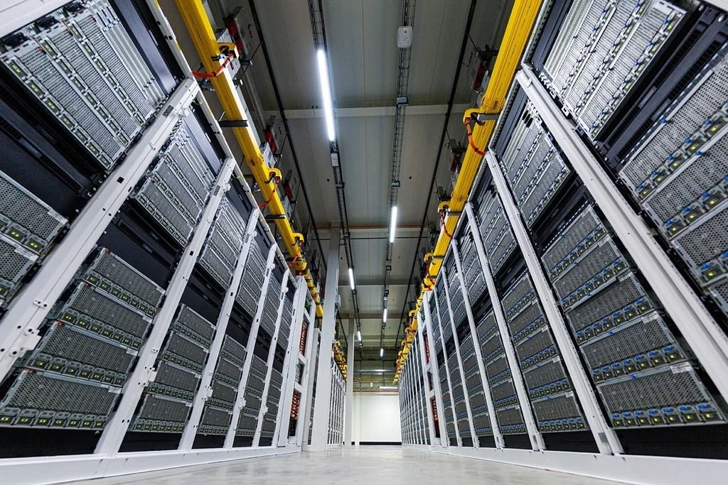 Israel utilizou servidores da Microsoft para espionar milhões de palestinos A Microsoft é a segunda maior empresa do mundo, e além de todo poderio financeiro, é conhecida como mãe do Windows, do Xbox, de franquias gigantescas, por ser a obra-prima de Bill Gates, e também por ajudar Israel na guerra contra os palestinos. Pelo menos, é isso que sugere uma extensa apuração do jornal The Guardian. israel-usou-servidores-da-microsoft-para-espionar-milhoes-de-palestinos