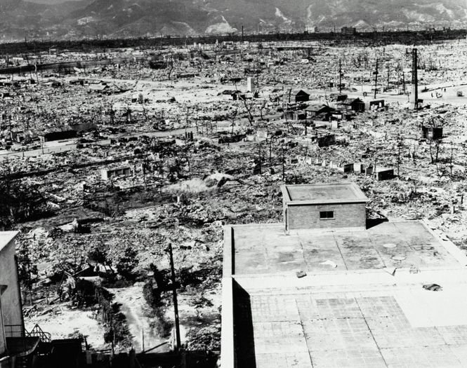 Como estão Hiroshima e Nagasaki 80 anos depois das bombas atômicas dos EUA? Moradores de várias cidades japonesas fizeram um minuto de silêncio na manhã de quarta-feira (06) em homenagem às vítimas da bomba atômica de Hiroshima, tragédia ocorrida há 80 anos. Na ocasião, cerca de 140 mil pessoas morreram em decorrência do calor e da radiação da explosão, que devastou a região. hiroshima-destruida-pela-bomba-atomica
