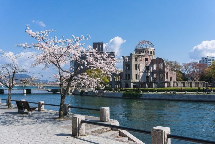 Como estão Hiroshima e Nagasaki 80 anos depois das bombas atômicas dos EUA? Moradores de várias cidades japonesas fizeram um minuto de silêncio na manhã de quarta-feira (06) em homenagem às vítimas da bomba atômica de Hiroshima, tragédia ocorrida há 80 anos. Na ocasião, cerca de 140 mil pessoas morreram em decorrência do calor e da radiação da explosão, que devastou a região. vista-da-cidade-de-hiroshima