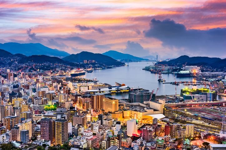 Como estão Hiroshima e Nagasaki 80 anos depois das bombas atômicas dos EUA? Moradores de várias cidades japonesas fizeram um minuto de silêncio na manhã de quarta-feira (06) em homenagem às vítimas da bomba atômica de Hiroshima, tragédia ocorrida há 80 anos. Na ocasião, cerca de 140 mil pessoas morreram em decorrência do calor e da radiação da explosão, que devastou a região. nagasaki-japao