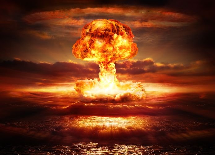 Especialistas alertam: é questão de tempo para que as IAs se integrem às armas nucleares Especialistas em segurança acreditam ser questão de tempo para que a inteligência artificial generativa esteja integrada aos principais sistemas de armas nucleares do mundo, como relatou a Wired na quarta-feira (06). O tema foi debatido durante conferência na Universidade de Chicago (Estados Unidos), no mês passado. explosao-de-bomba-no-oceano