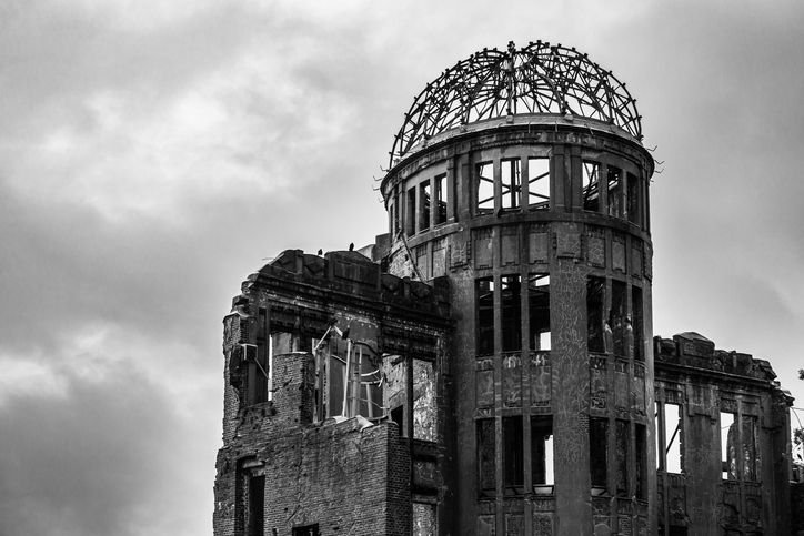 Especialistas alertam: é questão de tempo para que as IAs se integrem às armas nucleares Especialistas em segurança acreditam ser questão de tempo para que a inteligência artificial generativa esteja integrada aos principais sistemas de armas nucleares do mundo, como relatou a Wired na quarta-feira (06). O tema foi debatido durante conferência na Universidade de Chicago (Estados Unidos), no mês passado. predio-destruido-apos-explosao-da-bomba-atomica