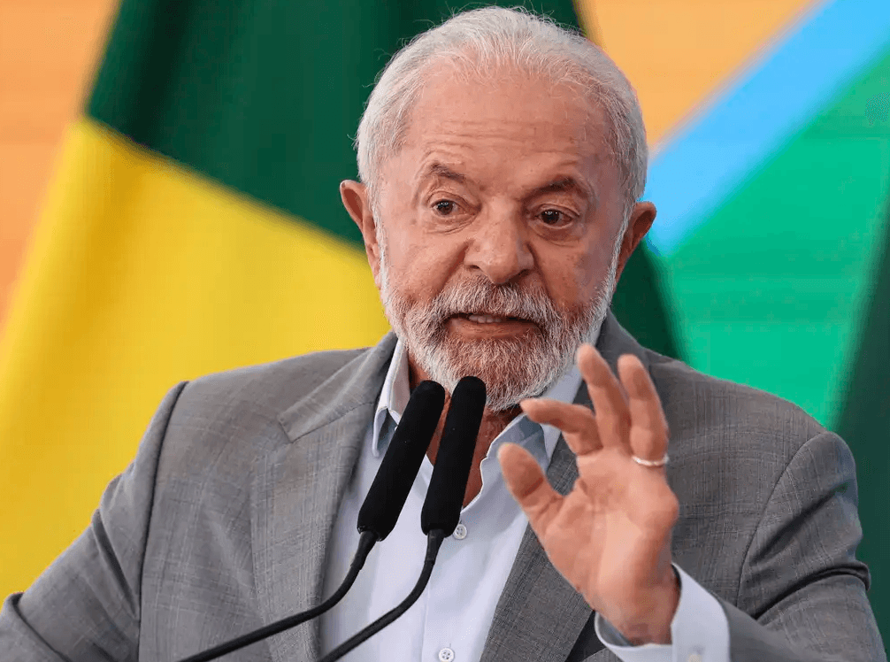 Terras raras em ilha submersa podem tornar o Brasil uma potência no mercado de eletrônicos? A recente disputa comercial entre Estados Unidos e Brasil não envolve apenas questões políticas e tarifárias. Minérios muito cobiçados pela indústria e abundantes em nosso país chamados de “terras raras” também estariam entre as motivações de Donald Trump em território brasileiro. lula-fala-evento-microfone