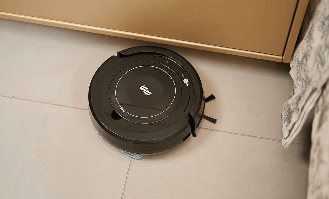Melhores robôs que aspiram e passam pano em 2025 Ter um robô aspirador em casa já virou parte da rotina para muita gente. Esses equipamentos realizam uma faxina bastante competente em pisos, tarefa bem-vinda em especial para quem passa bastante tempo fora de casa e tem uma rotina atarefada. robô-aspirador-wap-w100-chão-passa-pano