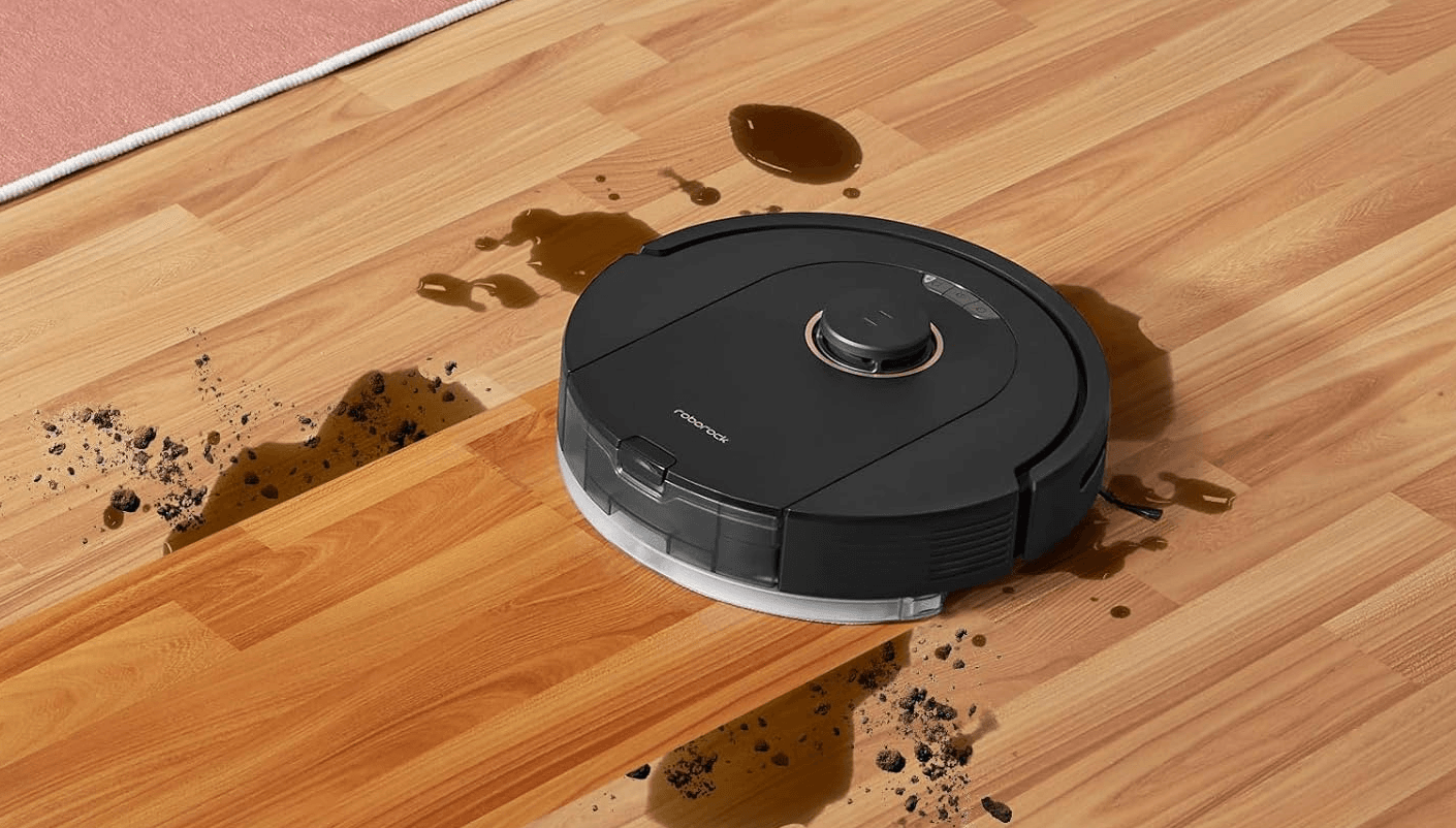 Melhores robôs que aspiram e passam pano em 2025 Ter um robô aspirador em casa já virou parte da rotina para muita gente. Esses equipamentos realizam uma faxina bastante competente em pisos, tarefa bem-vinda em especial para quem passa bastante tempo fora de casa e tem uma rotina atarefada. robô-aspirador-roborock-mop-limpa-sujeira-liquidos-chão
