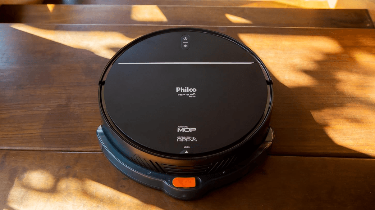 Melhores robôs que aspiram e passam pano em 2025 Ter um robô aspirador em casa já virou parte da rotina para muita gente. Esses equipamentos realizam uma faxina bastante competente em pisos, tarefa bem-vinda em especial para quem passa bastante tempo fora de casa e tem uma rotina atarefada. robô-aspirador-philco-PAS28P-piso-madeira