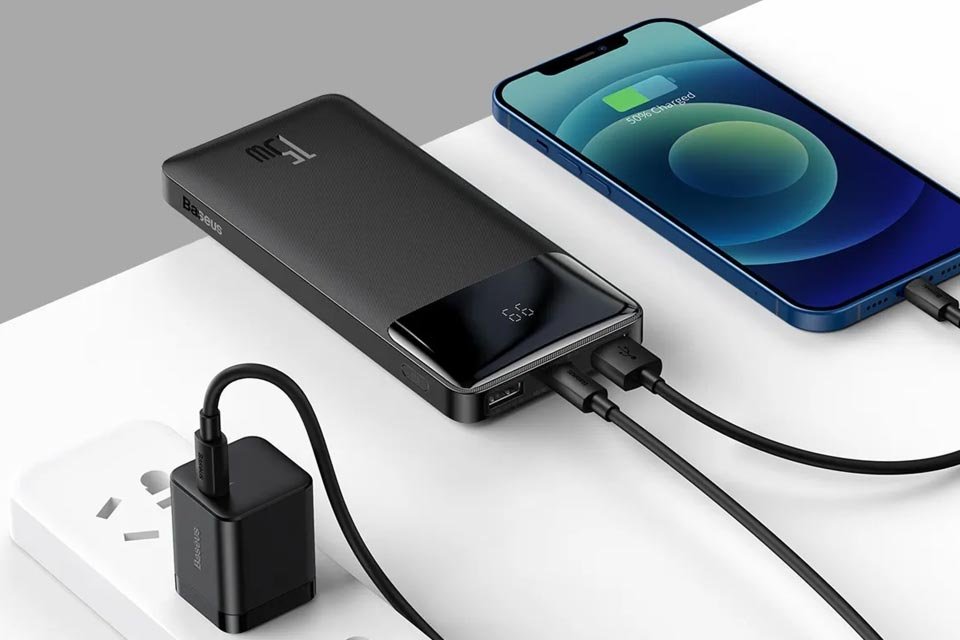 Carregadores portáteis de até 50.000mAh em promoção; confira Ninguém merece ficar sem bateria na rua. Celulares, tablets e outros eletrônicos são grandes aliados na rotina, mas muito dependentes de energia. Por isso, carregadores portáteis ajudam bastante especialmente aos que passam muito tempo fora de casa ou preferem garantir que o smartphone e outros gadgets não fiquem sem energia na bateria. Carregador-Portatil-Baseus-10000mah-960x640.jpg