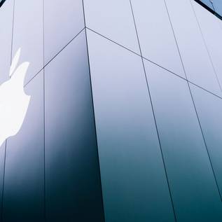 Imagem de Apple investirá mais US$ 100 bilhões nos EUA para fugir de tarifas de Trump
