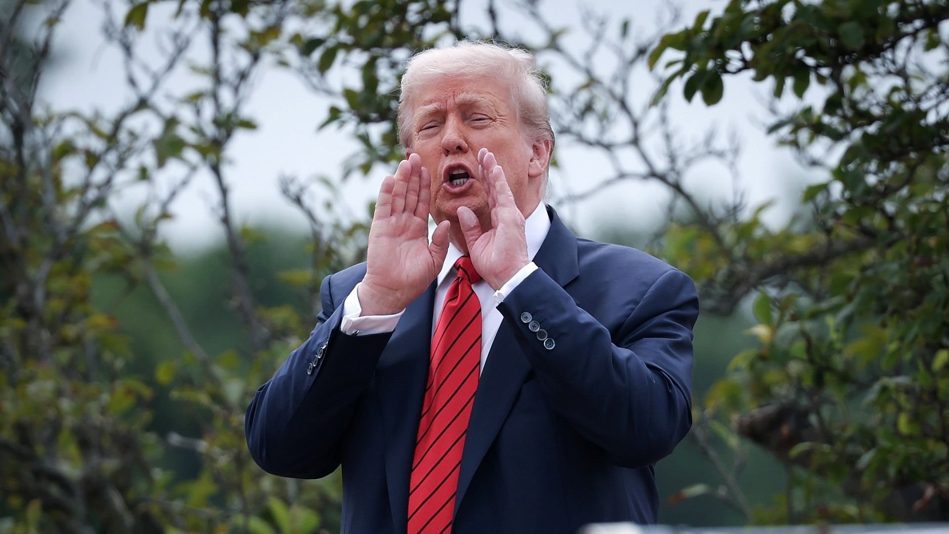 Apple investirá mais US$ 100 bilhões nos EUA para fugir de tarifas de Trump Após o presidente norte-americano, Donald Trump, anunciar uma tarifa de 100% sobre semicondutores importados, a Apple anunciou que fará novos investimentos bilionários no país. O novo conjunto de aplicações da companhia em solo estadunidense corresponde a US$ 100 bilhões (cerca de R$ 550 bilhões). apple-investira-100-bilhoes-nos-eua