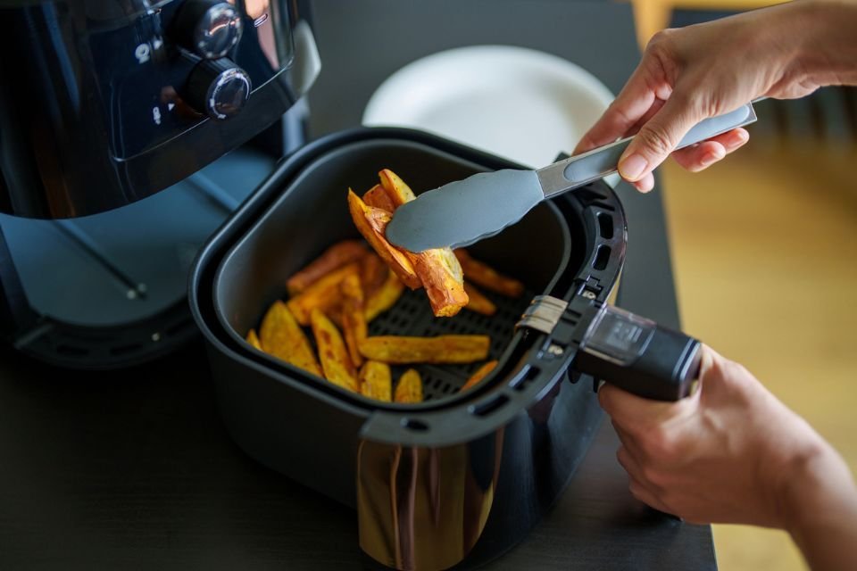 Eletros na Shopee com até 72% OFF: air fryer, cafeteira e mais A Shopee está com uma nova rodada de Super Ofertas em Eletrodomésticos e eletroportáteis, reunindo produtos para facilitar o dia a dia com descontos que chegam a 72% OFF. A campanha contempla desde itens básicos para cozinha até soluções completas de limpeza, como lava-louças, extratoras e robôs aspiradores. air-fryer-e-mais-em-oferta.jpg