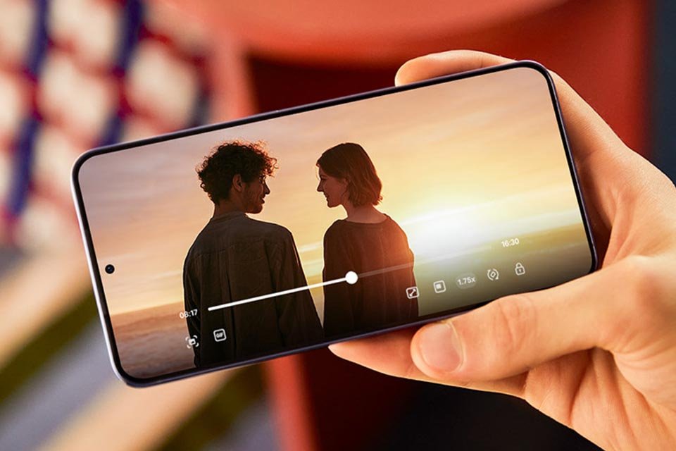 Imperdível: Samsung Galaxy S24+ está com até 42% OFF no Magalu O Samsung Galaxy S24+ foi lançado no começo de 2024 mas segue sendo um ótimo celular para investir. Com 256GB de armazenamento e 12GB de RAM, o aparelho é um dos grandes destaques da linha premium da marca coreana, trazendo a poderosa Galaxy AI, a inteligência artificial da Samsung, que adiciona várias funcionalidades que prometem facilitar e muito o dia a dia dos usuários. smartphone-samsung-galaxy-s24-plus-01-960x640.jpg