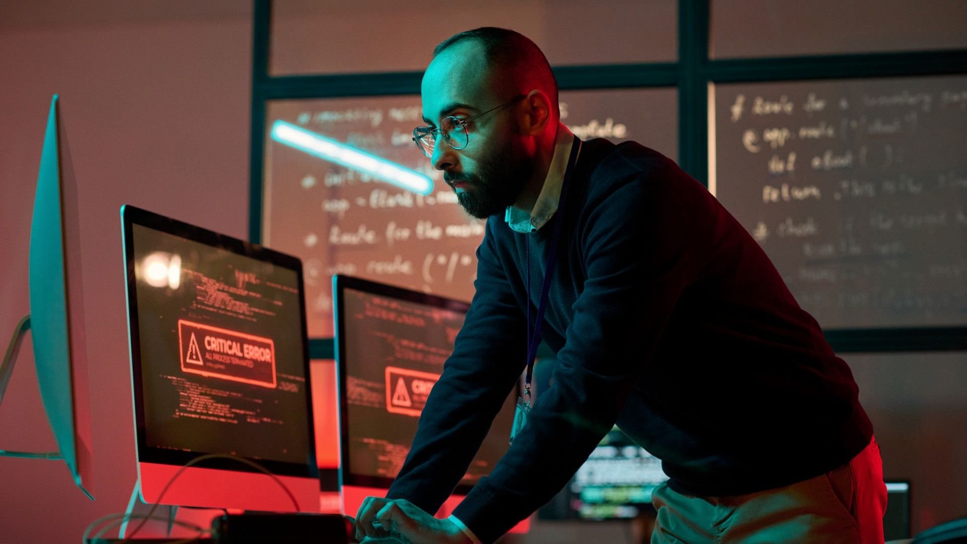Entenda o E-Ciber, novo plano do governo para aumentar cibersegurança no Brasil Na última segunda-feira (04), foi instituído o decreto 12.753 da segunda versão da Estratégia Nacional de Cibersegurança, a E-Ciber. O projeto foi proposto pelo Comitê Nacional de Cibersegurança, integrado por 25 instituições, e visa promover uma estruturação para a cibersegurança do Brasil. governo-lança-estrategia-para-melhorar-cibersegurança