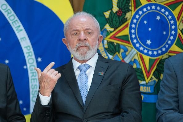 'Se não quiser regulação, sai do Brasil': Lula volta a defender leis para as big techs O presidente Luiz Inácio Lula da Silva (PT) defendeu novamente a regulação das big techs e disse que as empresas estrangeiras incomodadas em se submeter às leis nacionais podem deixar o Brasil. O recado forte foi dado durante entrevista à Reuters, na quarta-feira (6), na qual ele falou sobre as tarifas impostas pelo governo americano. presidente-lula