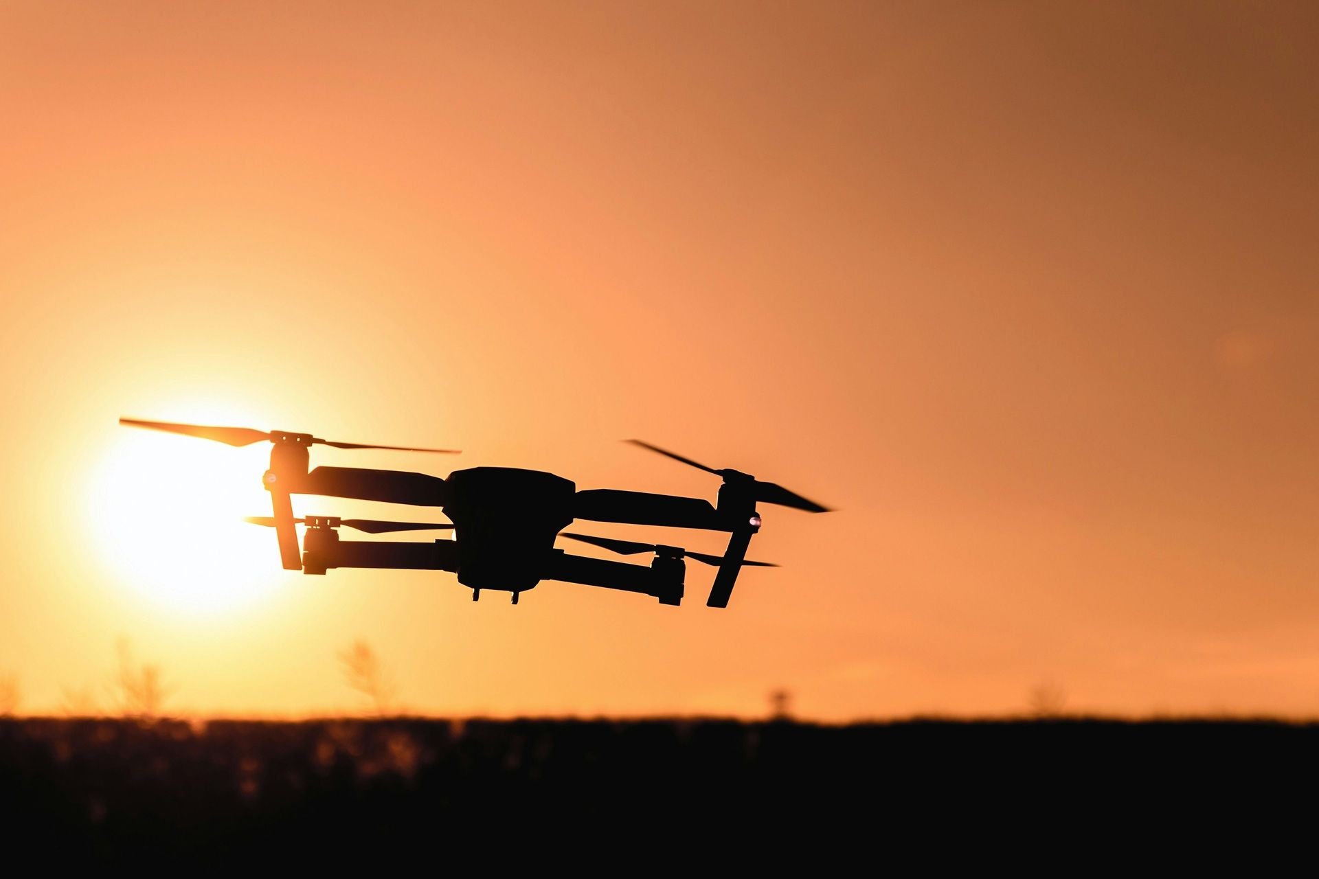 O que é um drone? Saiba como funciona e curiosidades Antes usados muito mais para fins profissionais, os drones se popularizaram bastante com o público geral nos últimos anos para um uso pessoal. Isso vale especialmente para quem adora gravar vídeos de paisagens ou tirar fotos de perspectivas mais altas. como usar um drone.jpg
